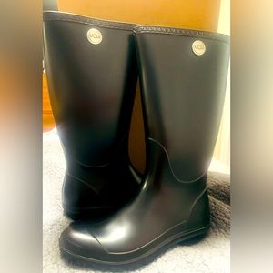 UGG Women’s Black Sienna Matte. Size 7. Great Condition. Worn Once.